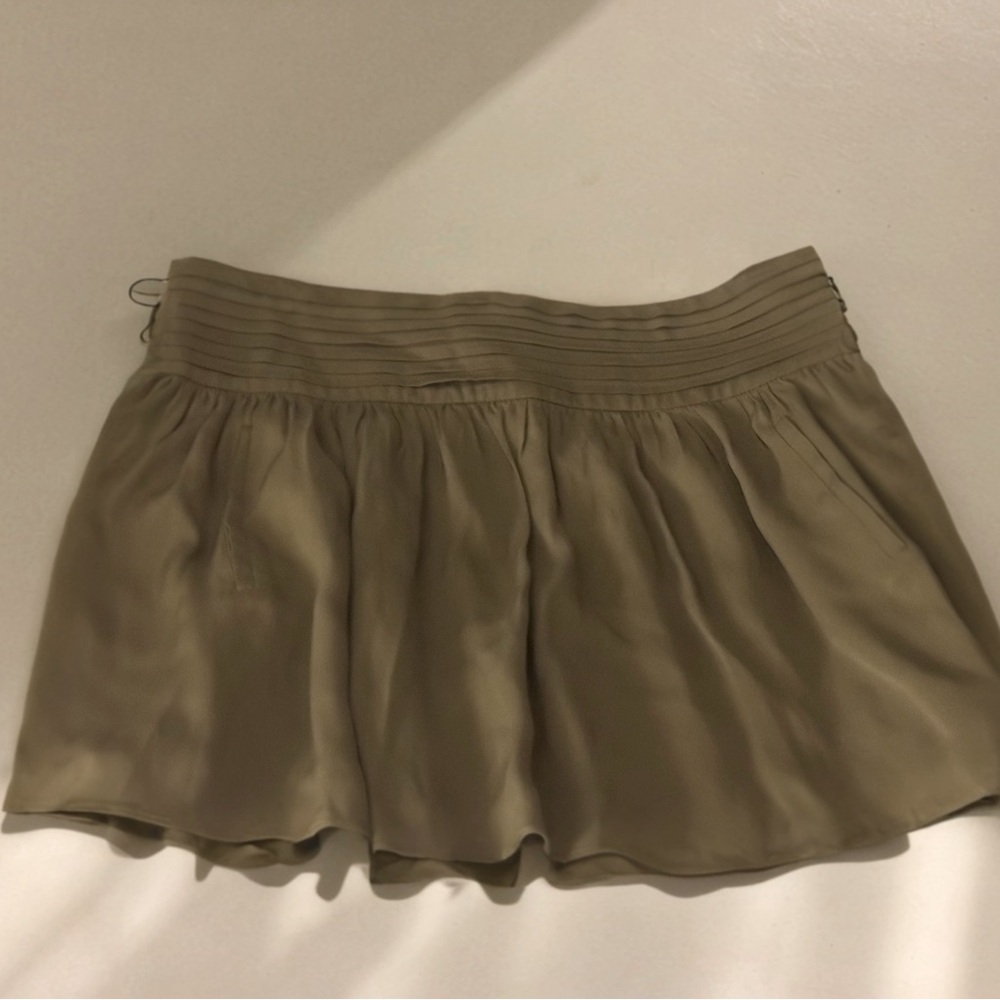 Alice & Olivia Martini Olive Near New silk, triple-layered skirt with pockets!